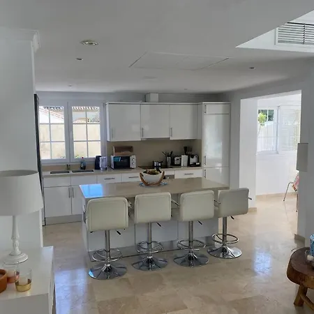 Large Villa, Direct Access To Golden Mile Beaches *